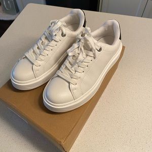 WORN ONCE Steve Madden Catcher Shoes